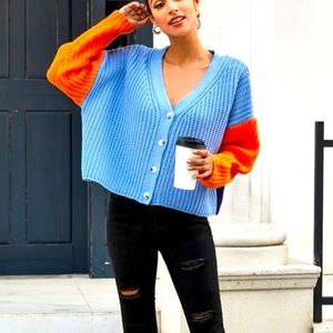 CUTE ALERT Colorblock sweater! 💙🧡